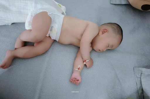 宜春三个月宝宝抬头不稳